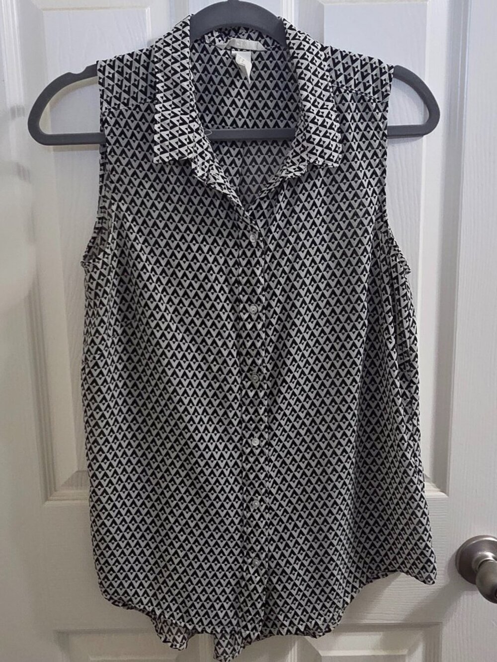 Pre-loved Geometric Print Sleeveless Button-Front Blouse | Black & White Career